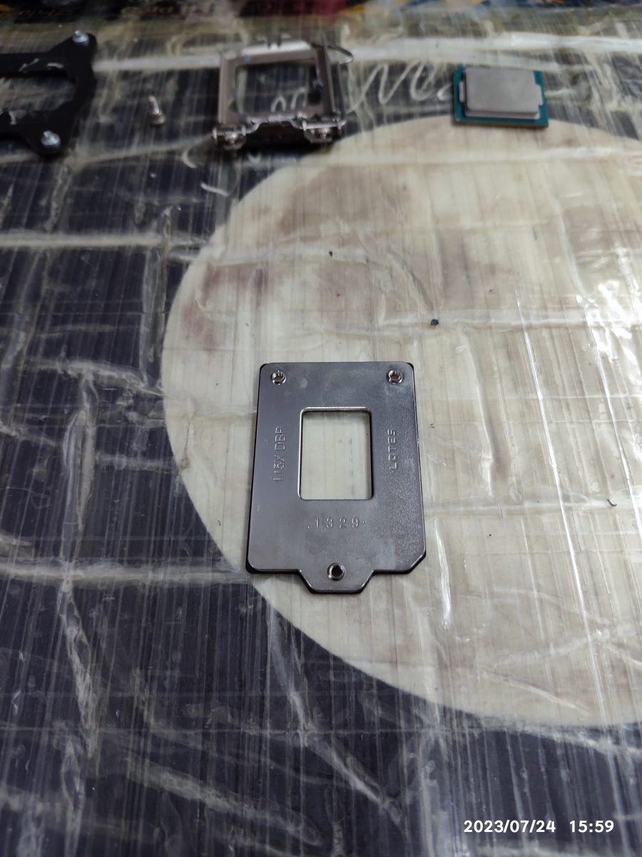 인텔 고정 가이드에 양면 테이프 자국 제거