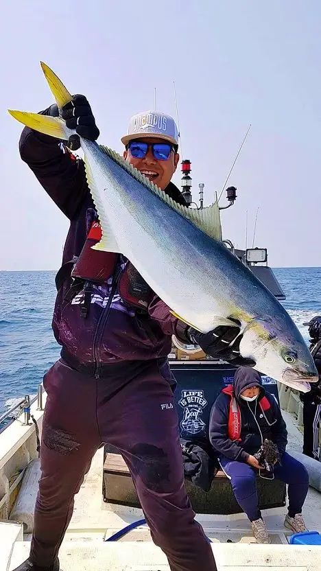 전남 완도 대물을 찾는 사람들 눈부신 푸른빛 대물! 부시리 낚시 선장님 낚시배 맛집 추천