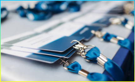 컨퍼런스, 의회 포럼 행사 체크인 프로세스, 등록 데스크 테이블, 이름 배지가 달린 끈과 입장용 손목 밴드 팔찌, 등록용 전자 티켓을 받는 방문객 및 참석자