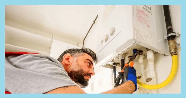 보일러-아래쪽에서-수리하는-남자