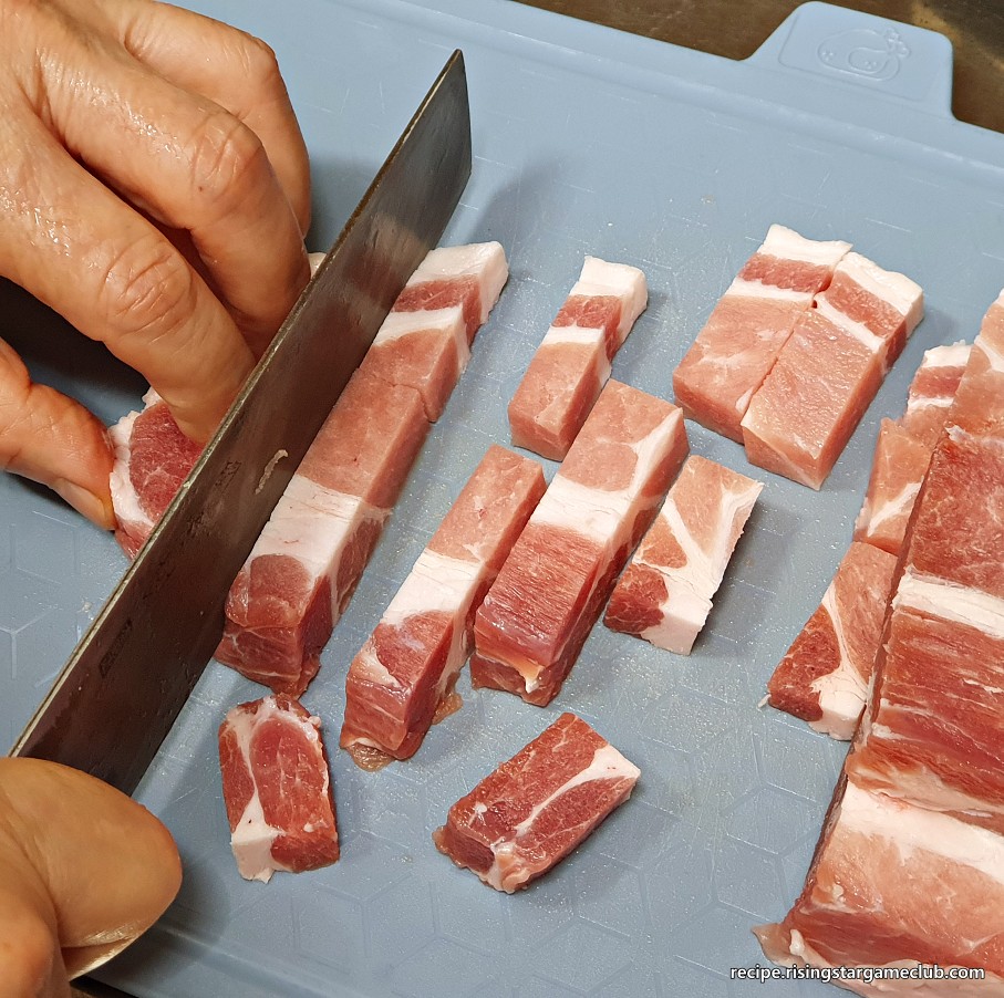 돼지고기 카레라이스에 들어갈 돼지고기를 큐빅 모양으로 자르는 사진