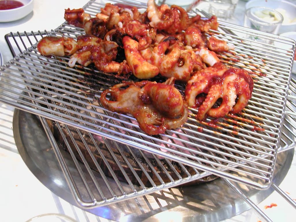 불판에 구운 쭈꾸미 요리, 봄 제철 주꾸미를 즐기는 다양한 방법