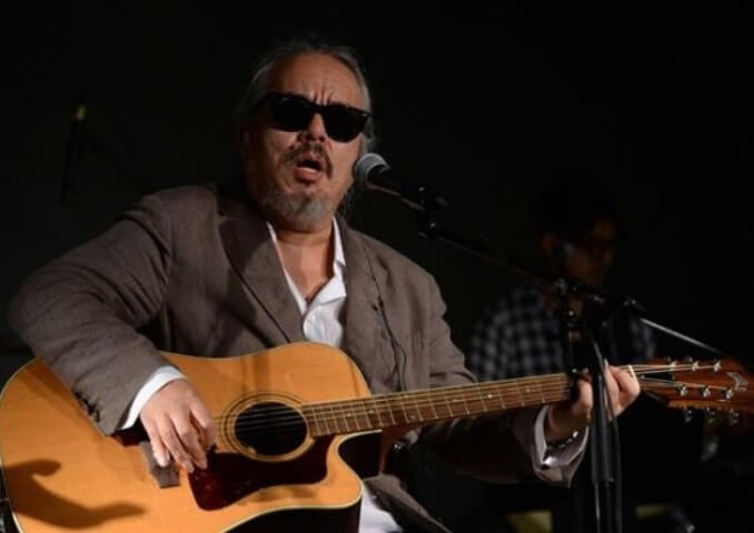 전인권-걱정-말아요-그대-전인권이-기타를-치며-노래하고-있는-사진