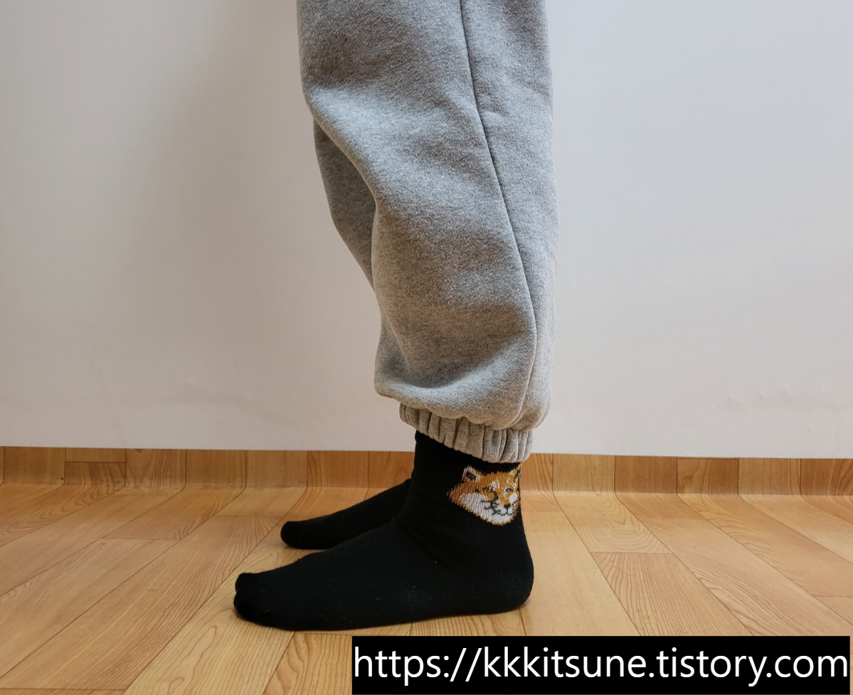메종키츠네 폭스 헤드 양말 검정 실제 착용샷
