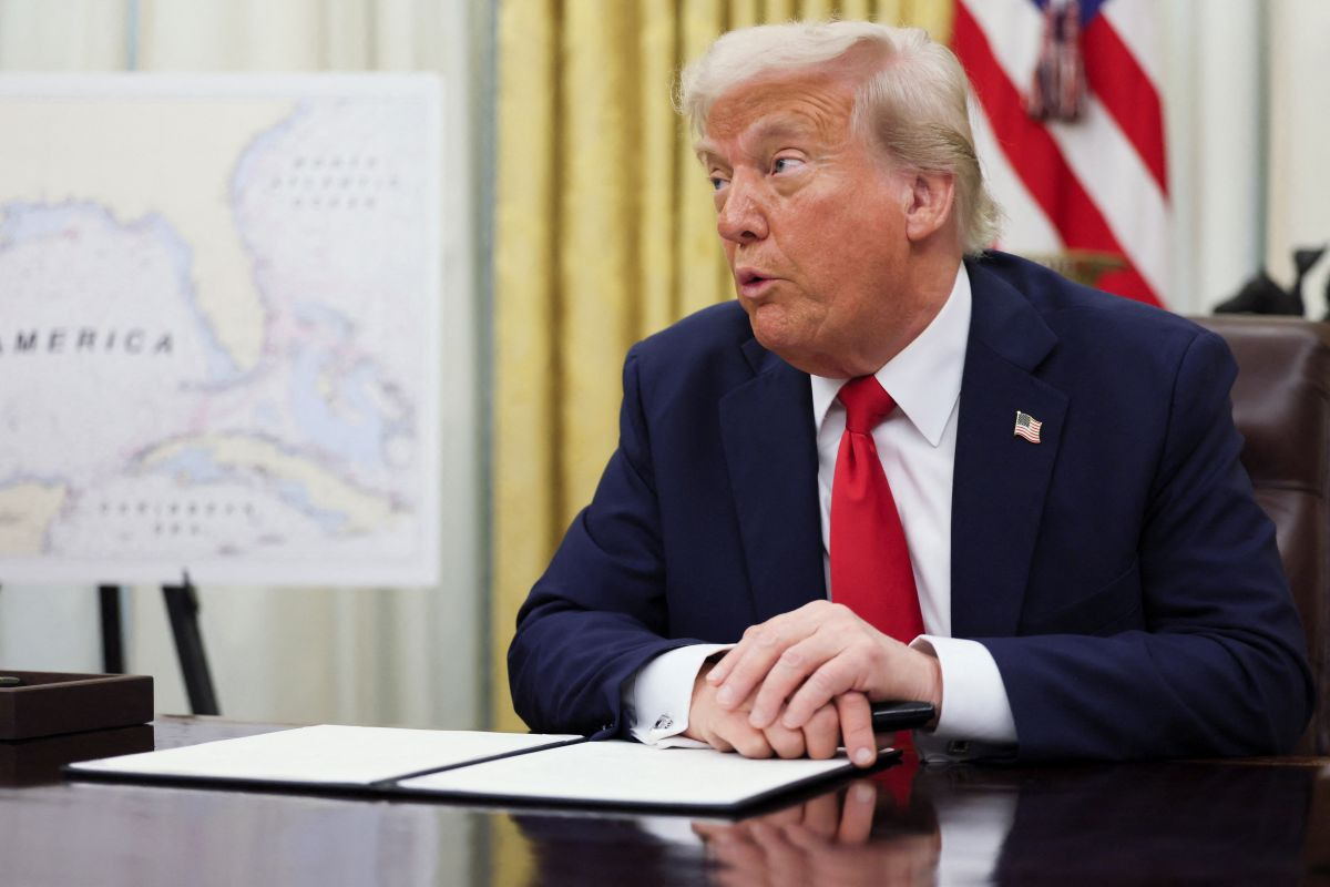 행정명령에 서명하고 있는 트럼프