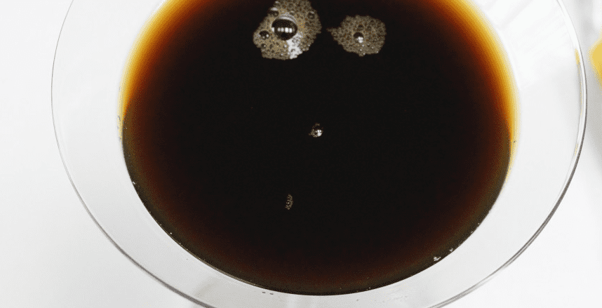 칡즙이 컵에 담겨 있다