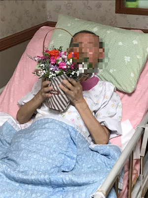 호스피스 병원에 입원 하시고 어버이날 이벤트로 꽃을 받고 좋아하시는 환자 모습.