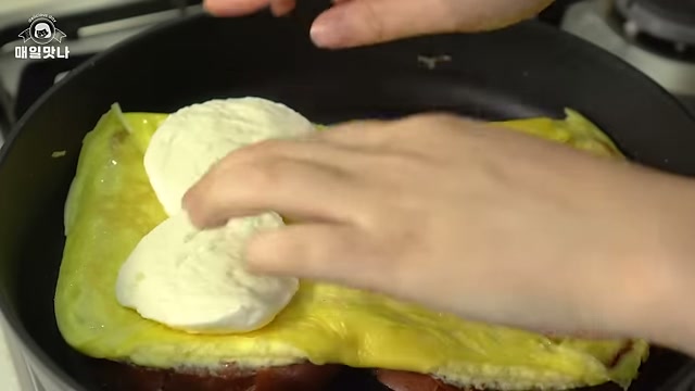 모짜렐라 치즈를 올리는 장면