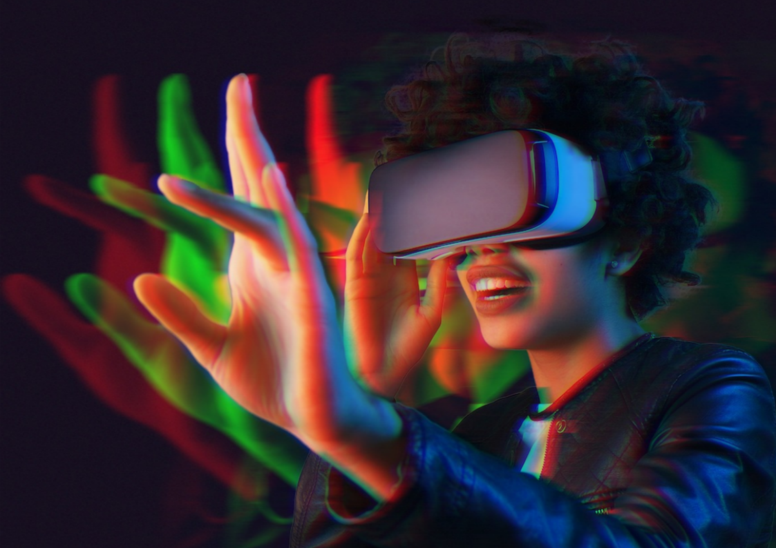 한여성이-VR을-착용하고-가상현실을-탐험하고-있는-모습