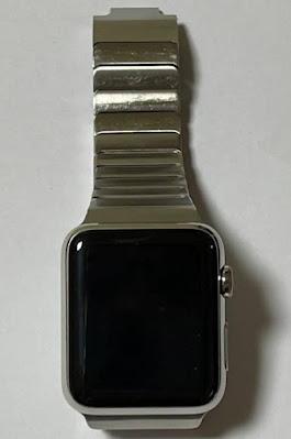 배터리가 부풀어 고장난 1세대 애플워치 이미지