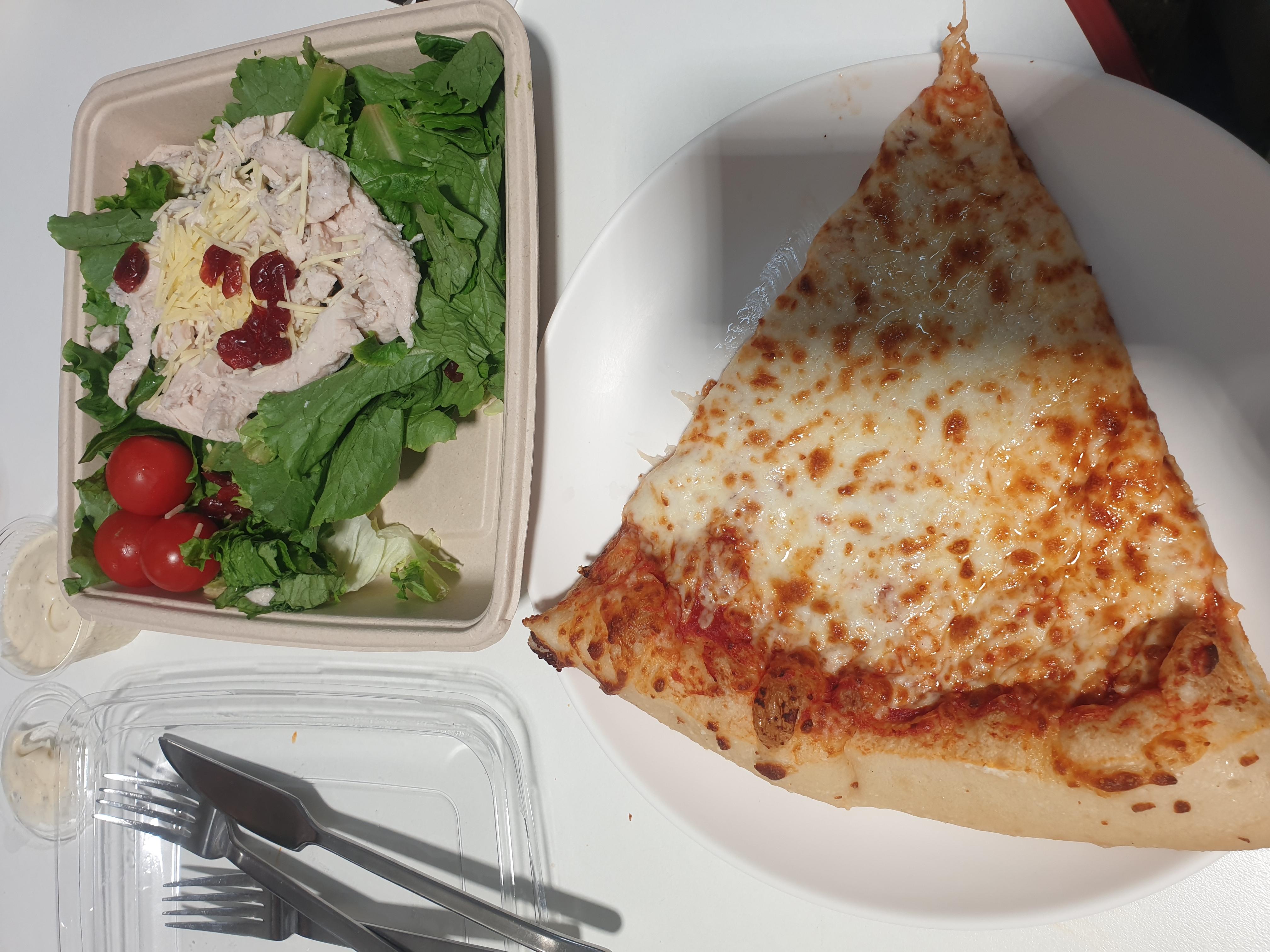 코스트코 푸드코트에서 먹은 치즈피자 한조각과 닭가슴살샐러드