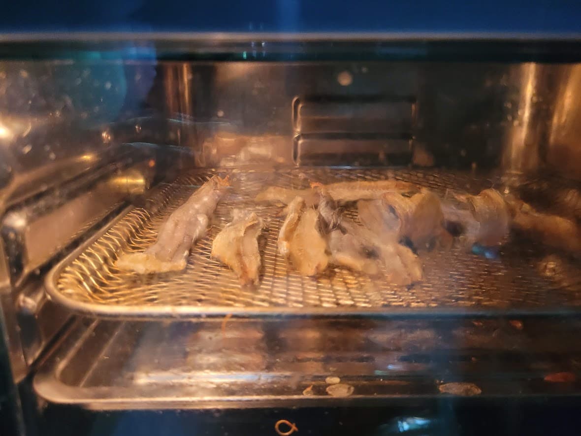 에어프라이어 안에서 노가리 조리 중인 모습