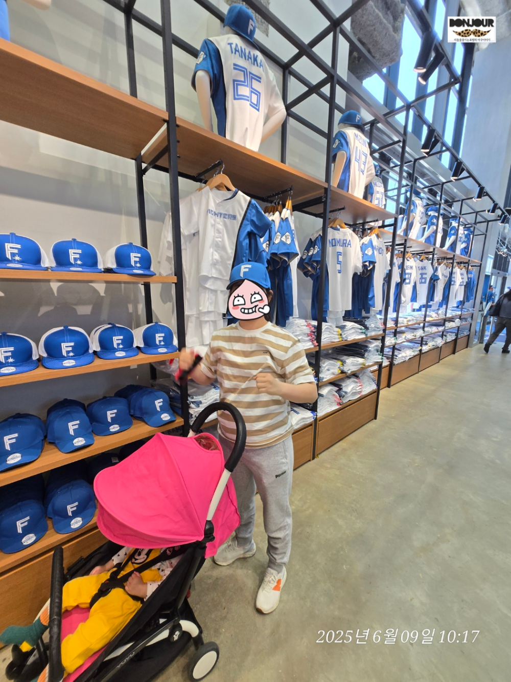 니혼햄 파이터즈샵 유니폼 및 파이터즈 모자 진열대