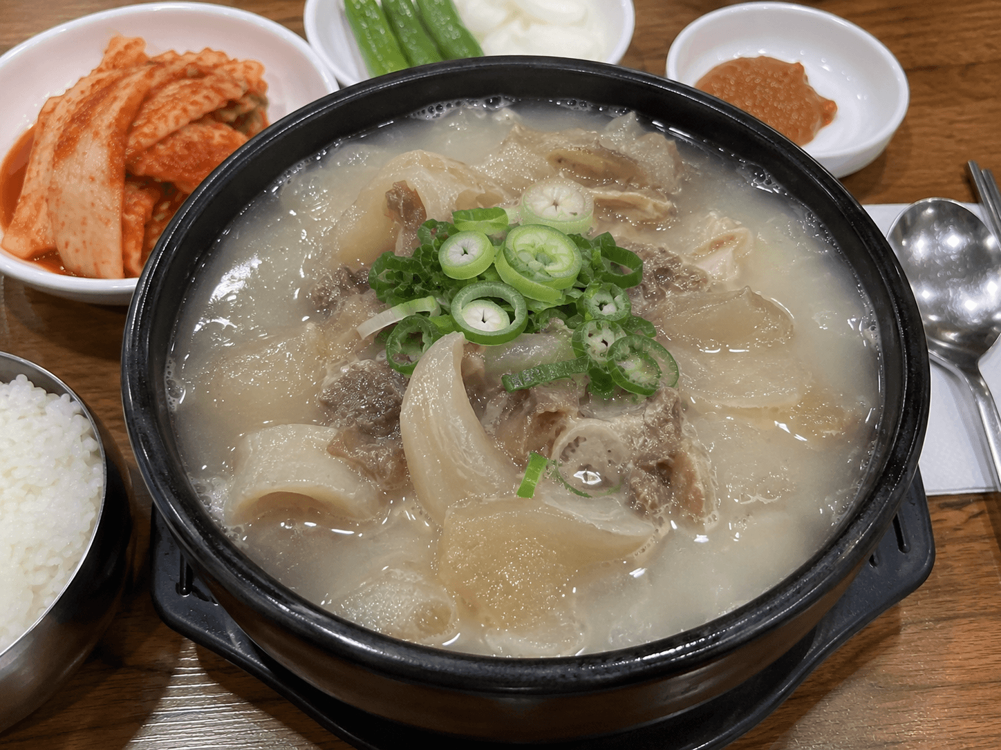 불순물 제거부터 진한 육수 수제 도가니탕