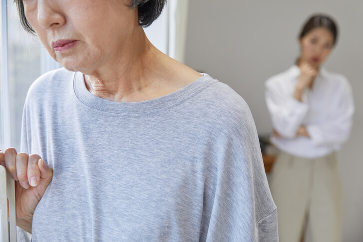 치매에 걸린 할머니가 무기력하게 밖을 바라보고 있다