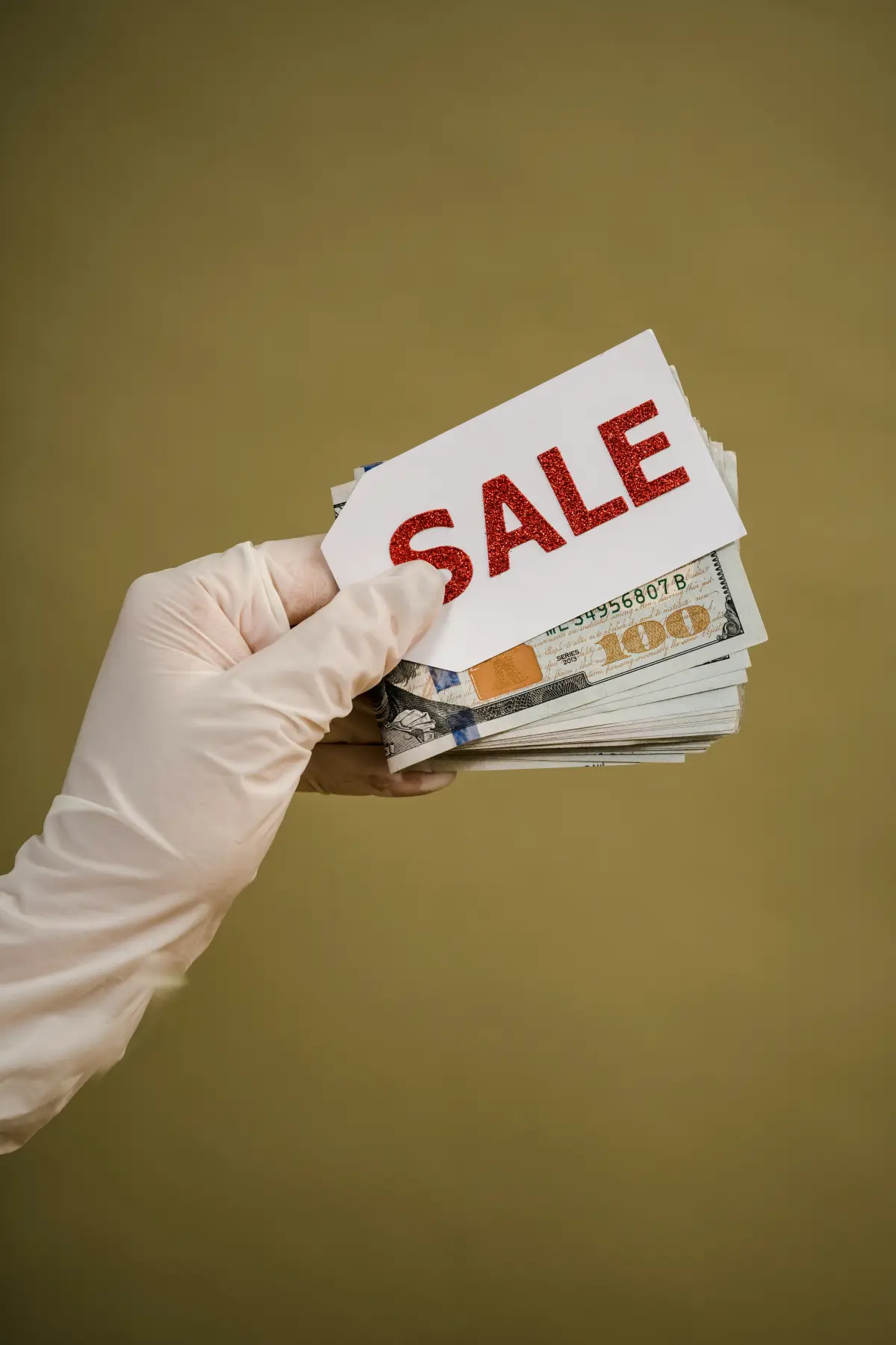 세일-이라고-써있는-종이와-돈을-들고-있는-사진