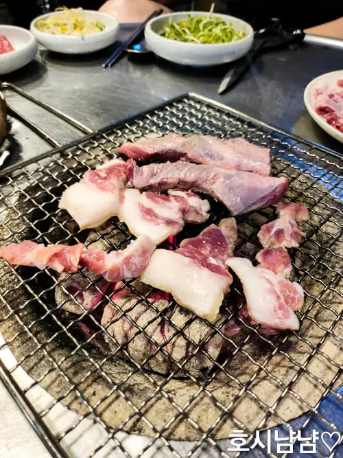 선홍빛 윤기 자르르 흐르는 고기를 불판에 굽는 모습