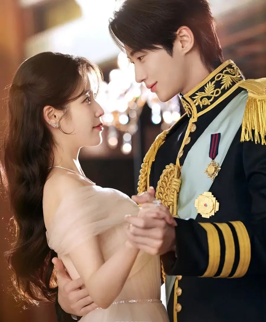 21์ธ๊ธฐ ๋๊ตฐ๋ถ์ธ ์์ด์ ๋ณ์ฐ์ ๋ฌด๋ํ ๋ฐ์ฐฉ ํฌ์ท ์ ๋ต๊ฒฐํผ์ ์จ๊ฒจ์ง ์น์ดํ ๊ถ๋ ฅ ์ฌ๋ฆฌ์ ๋ฌ์ฌ