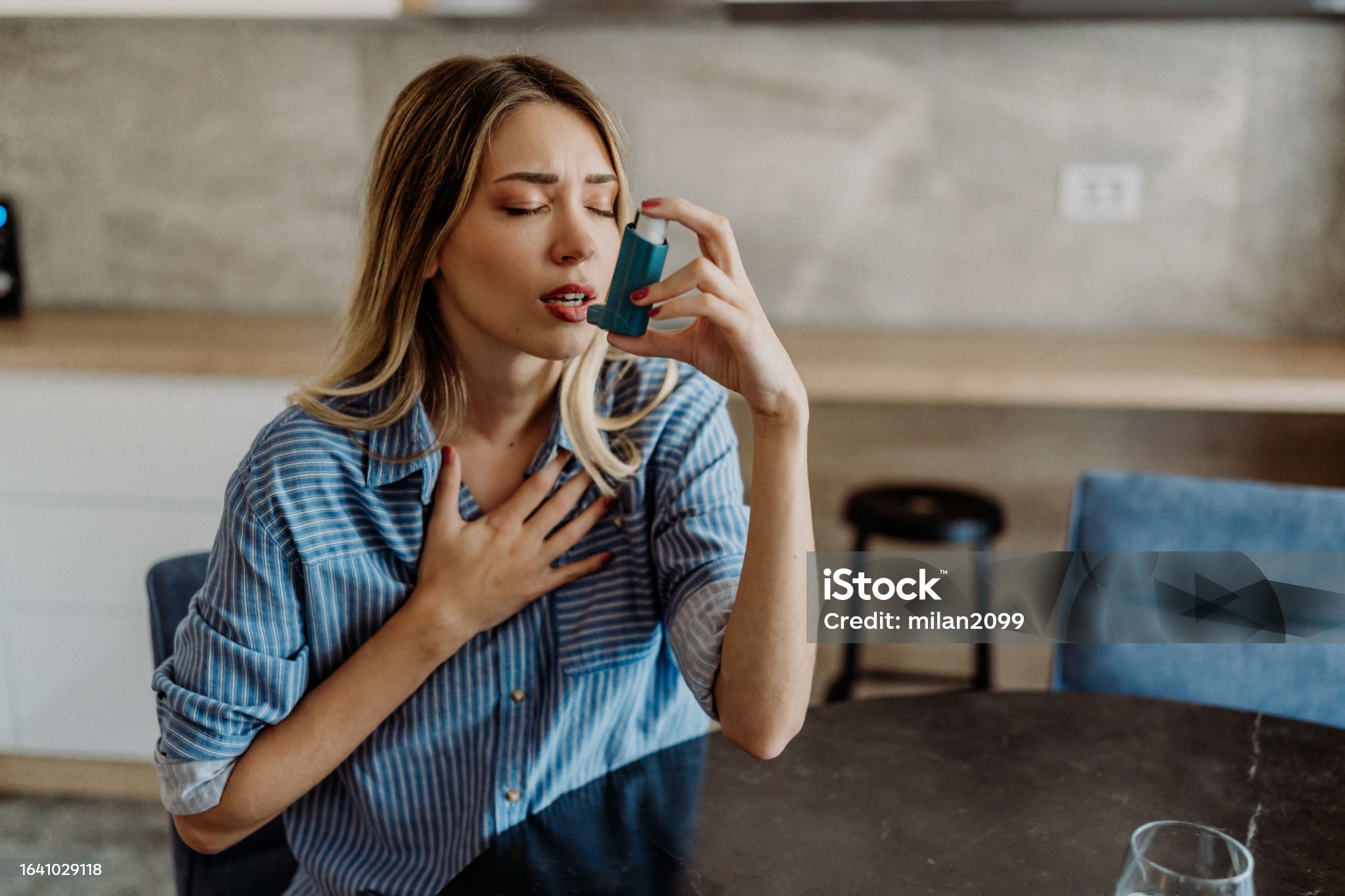 여성이 천식 치료하는 모습