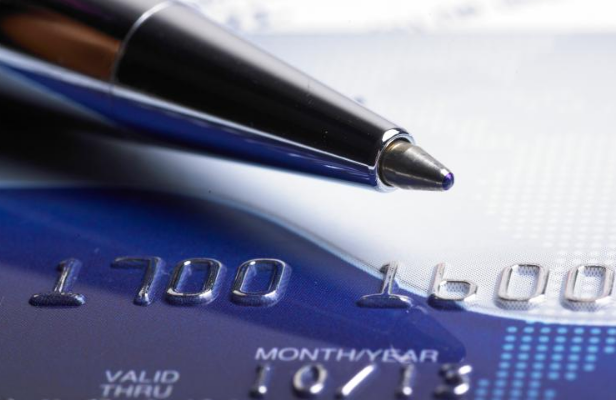 카드와 펜이 놓여있다.