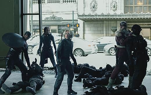 도심 전투 현장에서 Thunderbolts 멤버들이 적을 제압하는 모습