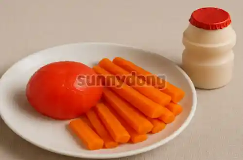 껍질 벗긴 토마토와 삶은 당근, 요구르트 이미지