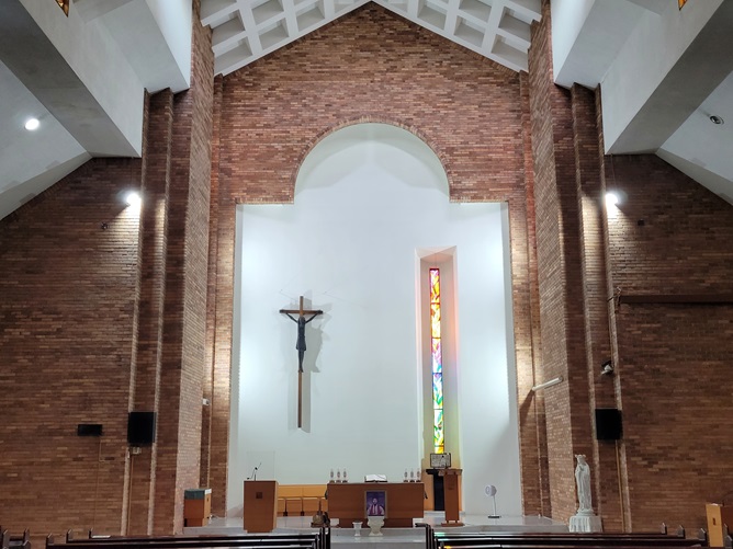 한강성당 제대, 제단, 십자고상, 스테인드글라스