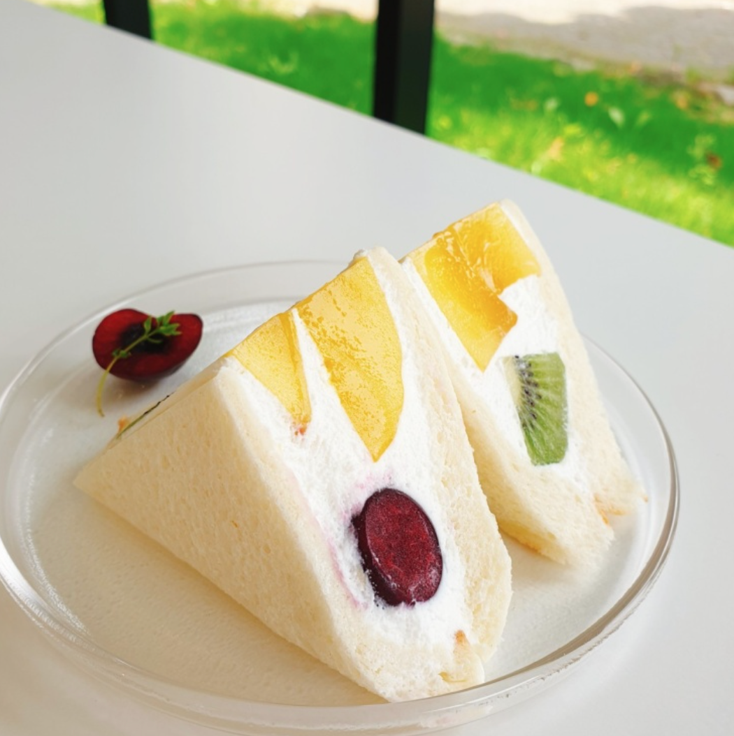 투명한_접시에_담긴_후르츠산도_2개