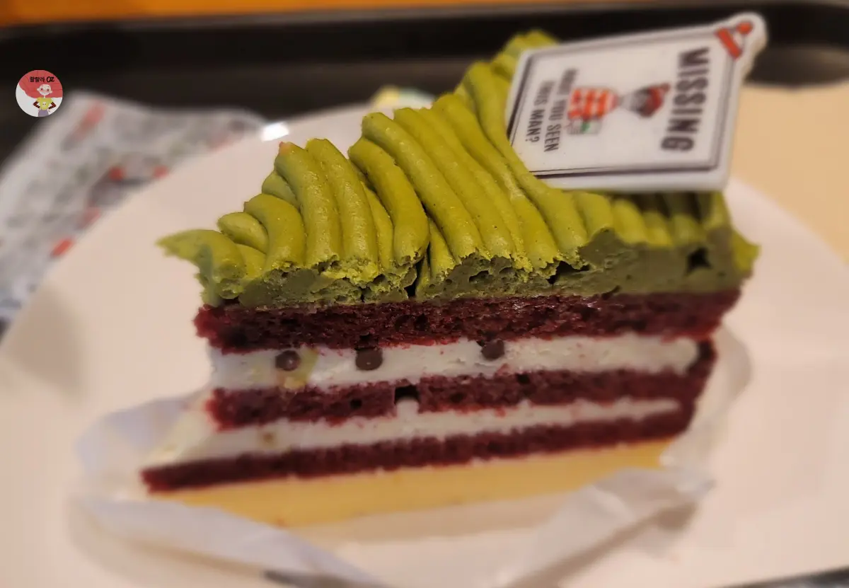 명동중앙로점-스타벅스-한입-잘린-월리-마차 -가나슈-케이크