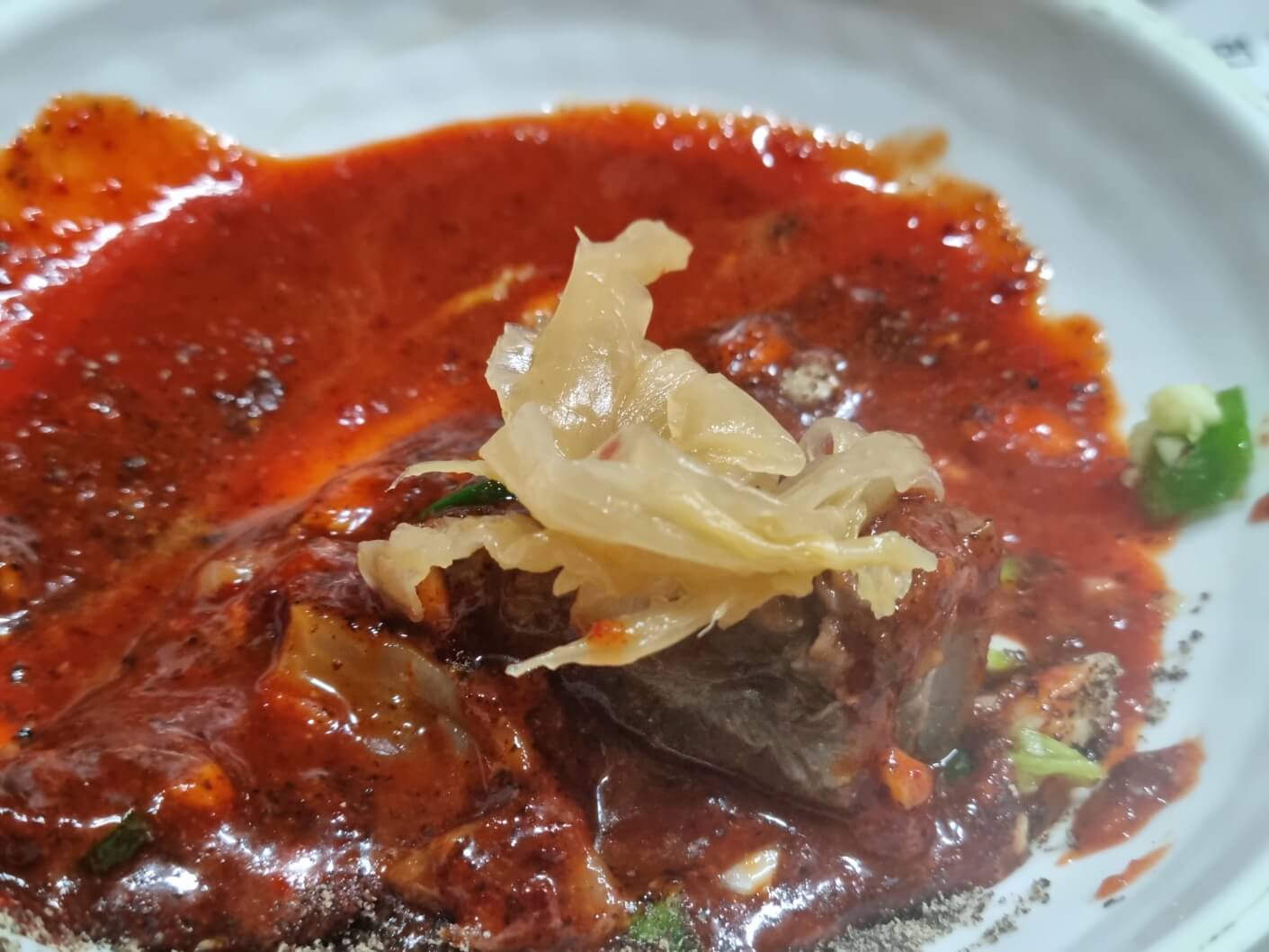 흑염소-고기를-소스에-버무려서-김치에-올려먹으면-개꿀맛