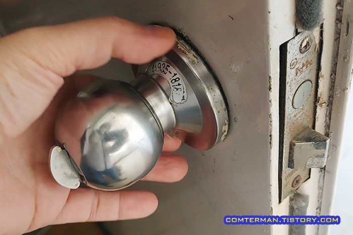 안쪽 손잡이 뭉치 분리 방법