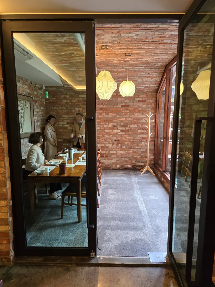 프라이빗 룸 입구가 보이는 사진