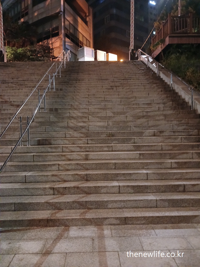 “Wide granite stairs in the city at night”-“야간 도시 속 넓은 석재 계단”