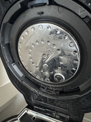 뚜껑 안 쪽 전분이 굳은 모습