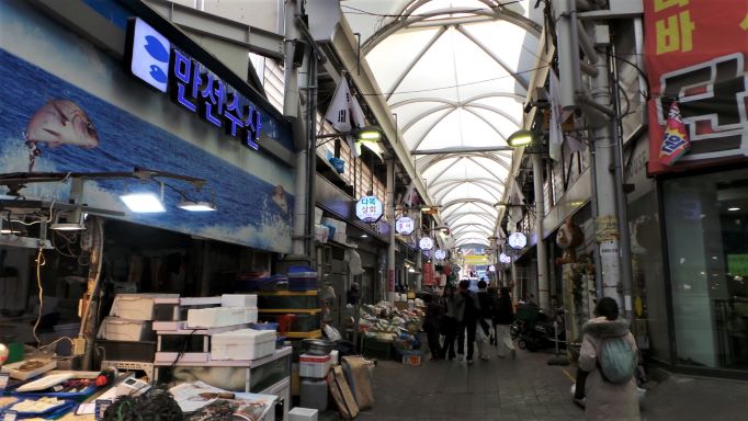 시장물건이 쌓여 있는 시장통