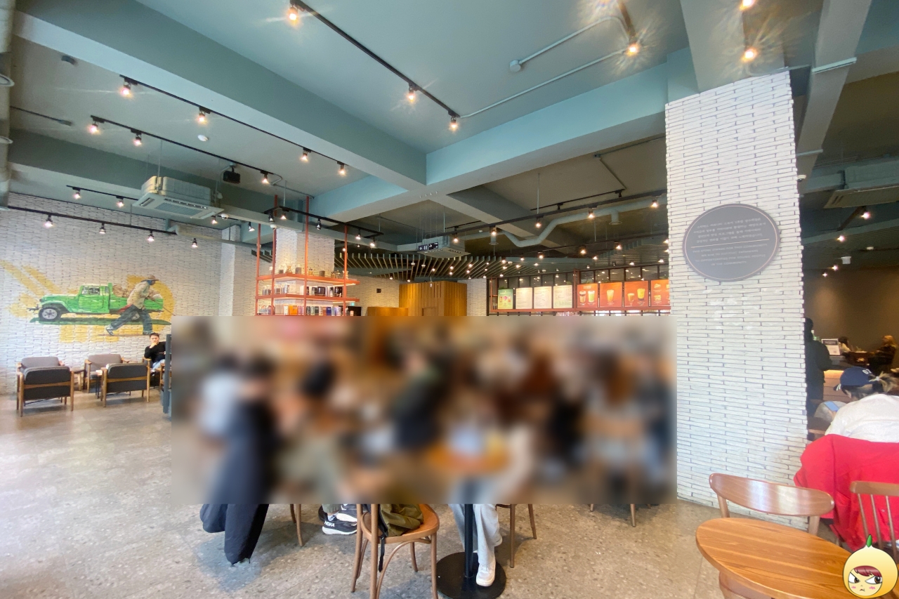 스타벅스 성수역점 내부 하나