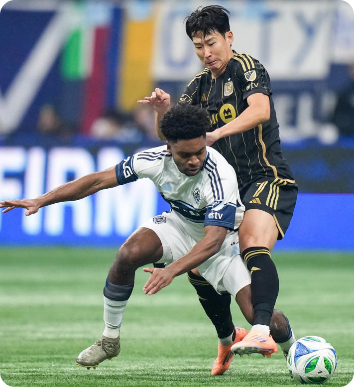 LAFC 손흥민(오른쪽)과 밴쿠버 팔프 프리소가 23일(한국시간) BC플레이스에서 열린 MLS컵 PO 서부 콘퍼런스 준결승에서 치열한 볼다툼을 하고 있다. 밴쿠버(미 브리티시 컬럼비아주) [사진=AP뉴시스]