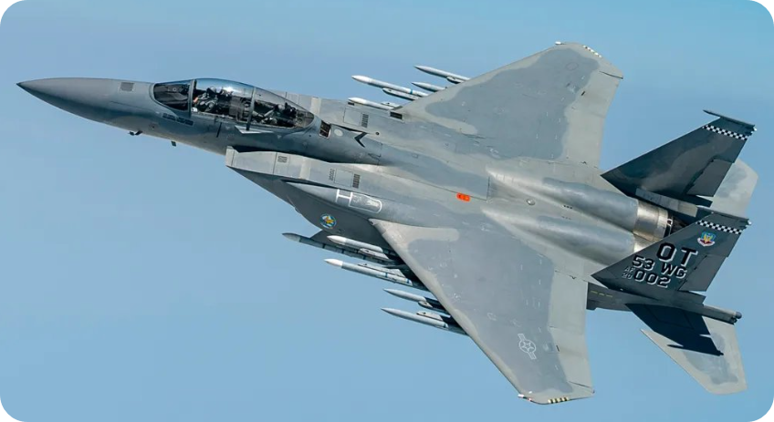 12발의 AIM-120 AMRAAM 미사일을 탑재하고 있는 F-15EX의 모습