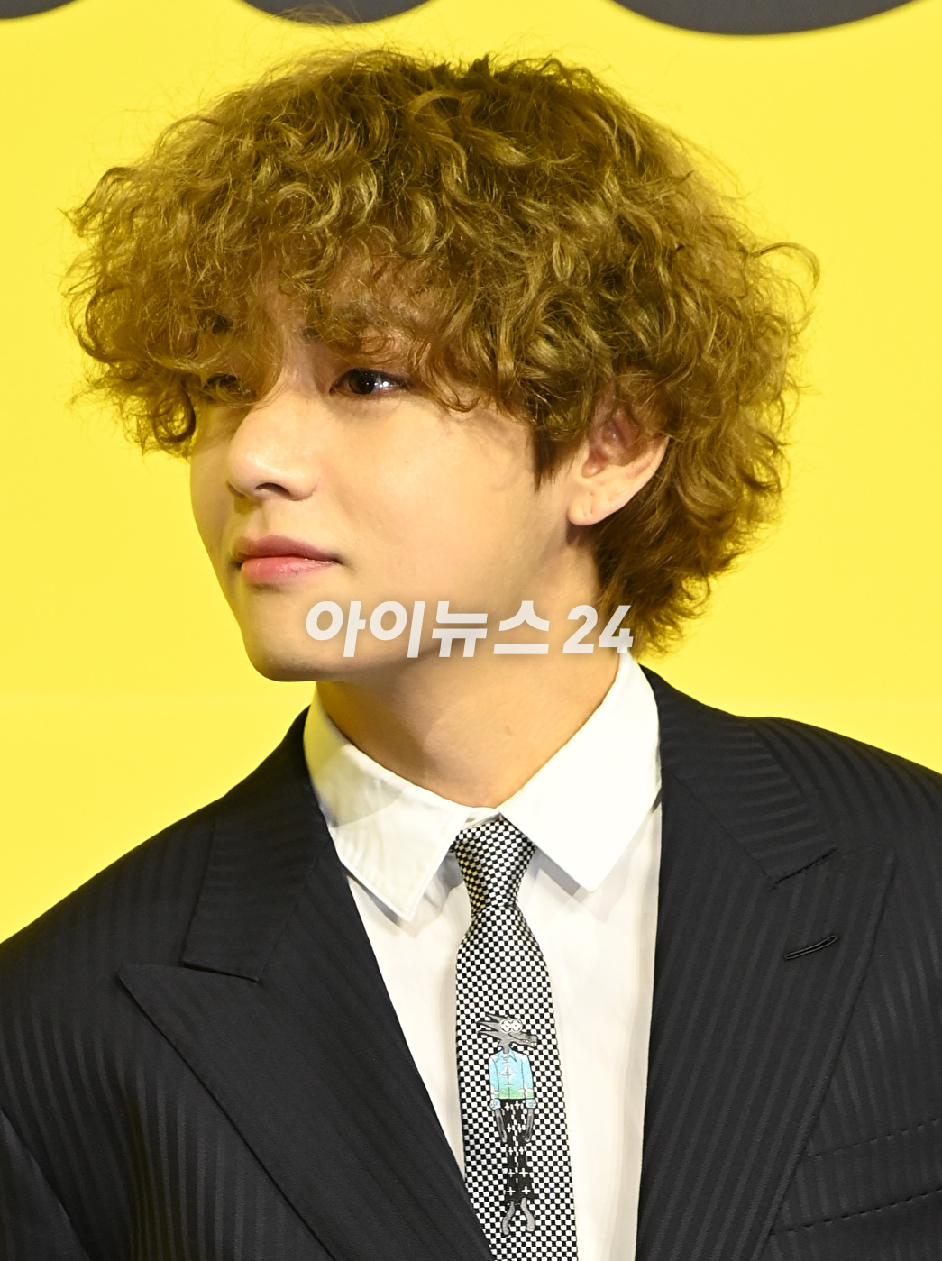 방탄소년단(BTS) 새 디지털 싱글 &#39;Butter&#39; 발매 기념 글로벌 기자간담회가 21일 오후 서울 송파구 방이동 올림픽공원 올림픽홀에서 열렸다. 방탄소년단 뷔(김태형)가 포토타임을 갖고 있다.