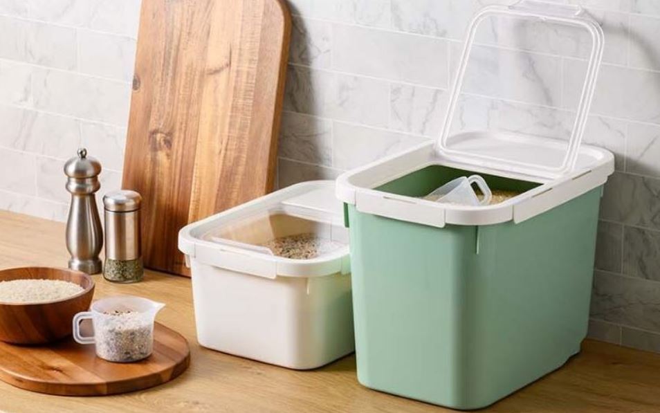 락앤락 쌀통에 쌀이 담겨져 있는 사진