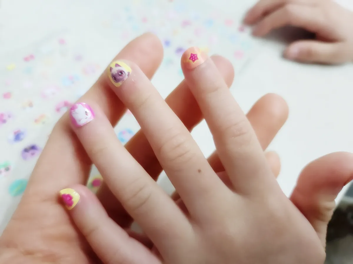 네일스티커-붙인-아이-손톱