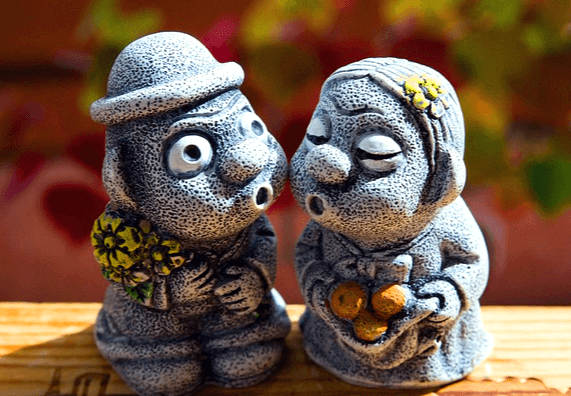 돌하르방과 돌처녀가 키스하려고 입을 내미는 기념품이다.