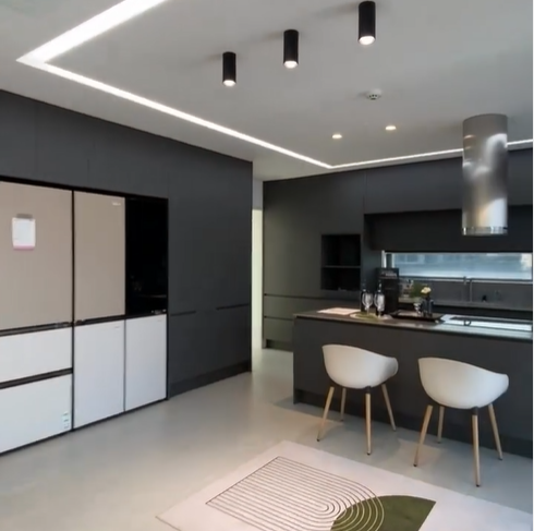 주방 구조가 어머니들이 매우 좋아하는 구조로 되어 있고 냉장고는 붙박이 장안에 있어 깔끔한 인테리어 구조를 갖고 있다