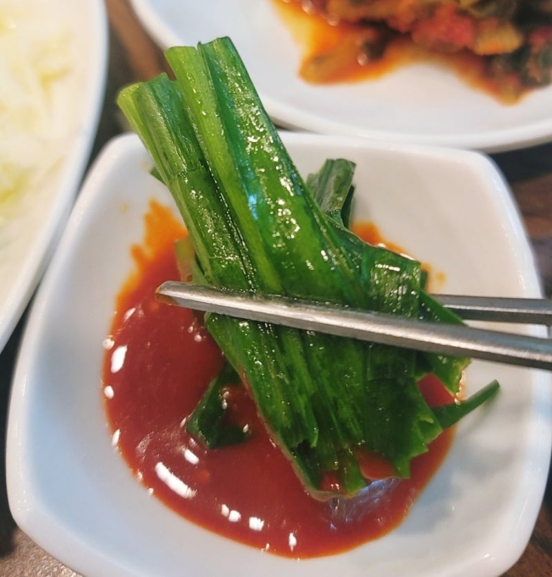 백숙엔 역시 부추무침이죠! 백숙 안에도 부추가 가