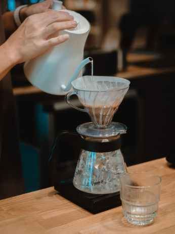 핸드 드립 중인 커피 사진