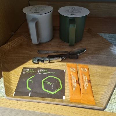 수페리어-그린-더블-룸-컵과-커피-차