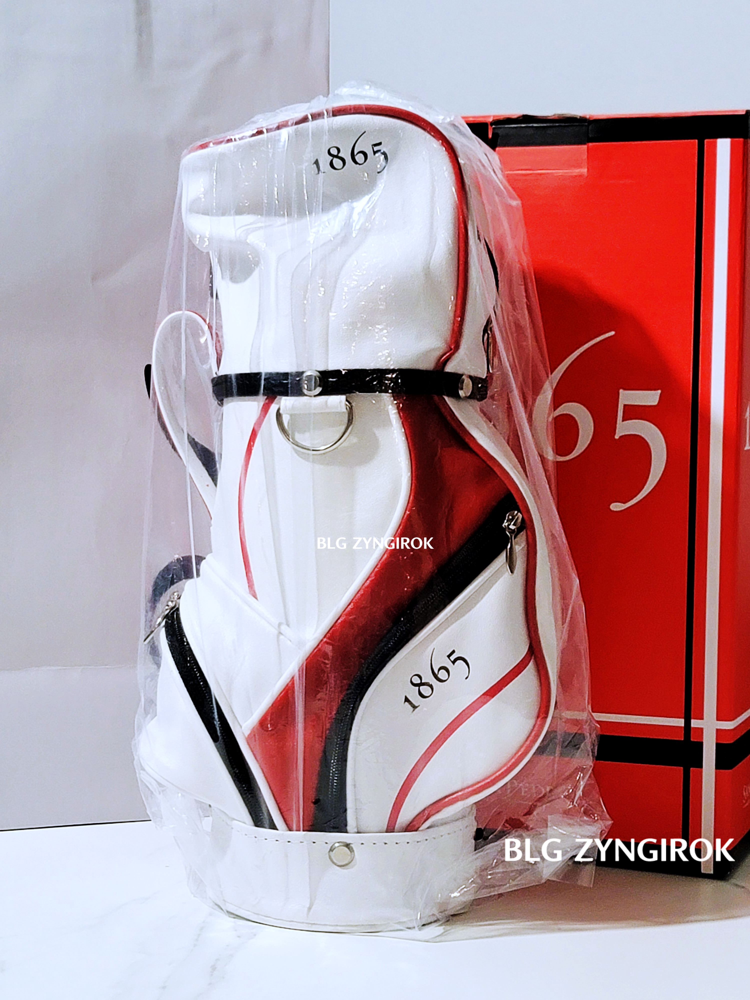 1865-흰색-와인-골프백이-테이블-위에-놓여있다.