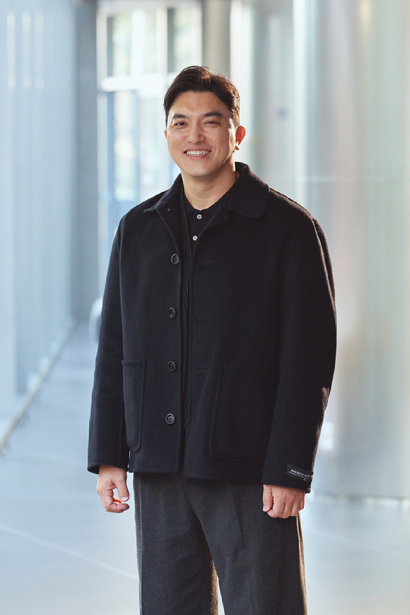 &#39;연인&#39; 김성용 감독이 드라마 종영 인터뷰를 기념해 사진촬영을 하고 있다. [사진=MBC]