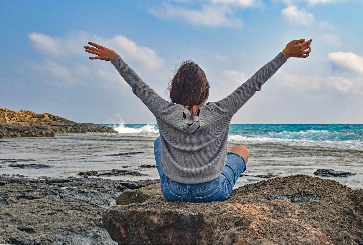 여성 혼자 여행하는 사진