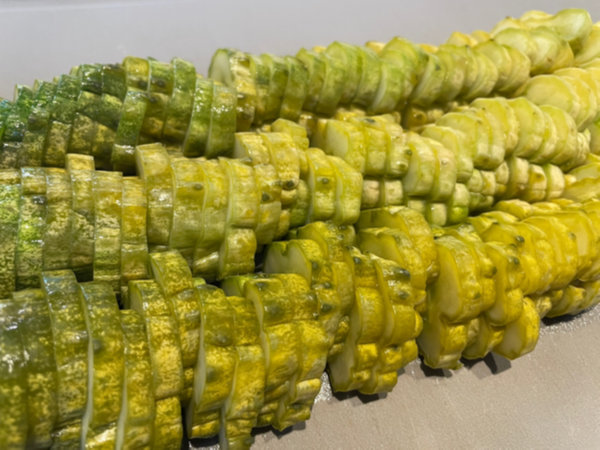 오이지무침 레시피 - 오이지 두께는 균일하게 슬라이스